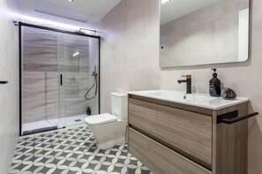 Regadera, secadora de cabello, toallas, jabón 