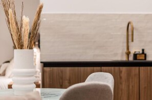 Espacio para trabajar con laptop, cortinas blackout y insonorización 