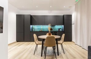 Refrigerador con congelador, microondas, horno y parrilla de estufa 