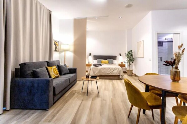 Espacio para trabajar con laptop, cortinas blackout y insonorización 