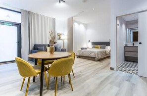 Espacio para trabajar con laptop, cortinas blackout y insonorización 