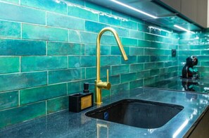 Refrigerador con congelador, microondas, horno y parrilla de estufa 