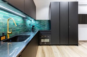 Refrigerador con congelador, microondas, horno y parrilla de estufa 