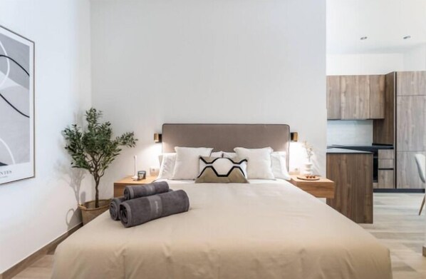 Espacio para trabajar con laptop, cortinas blackout y insonorización 