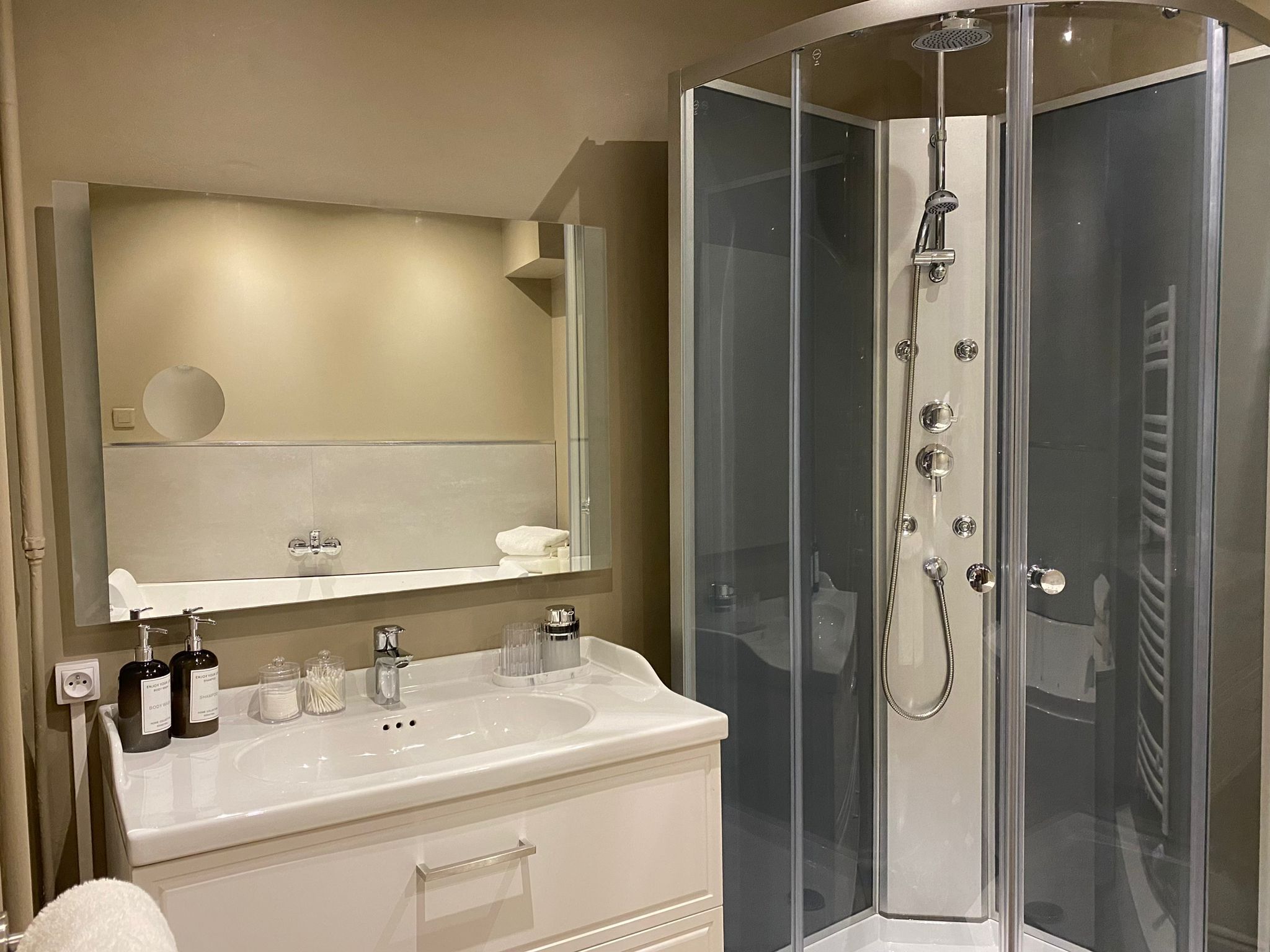 Shower, jetted tub, hair dryer, towels