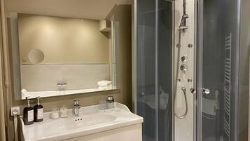Shower, jetted tub, hair dryer, towels
