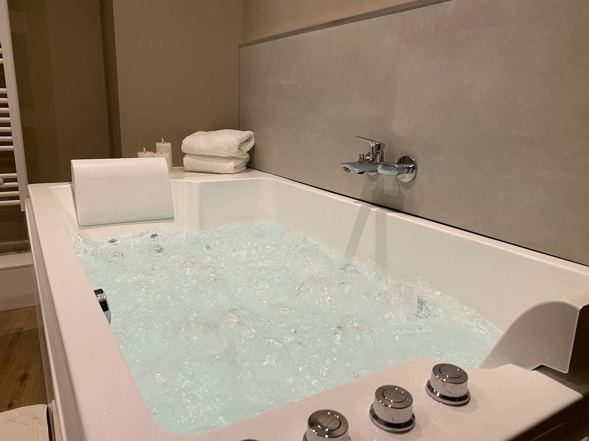 Shower, jetted tub, hair dryer, towels