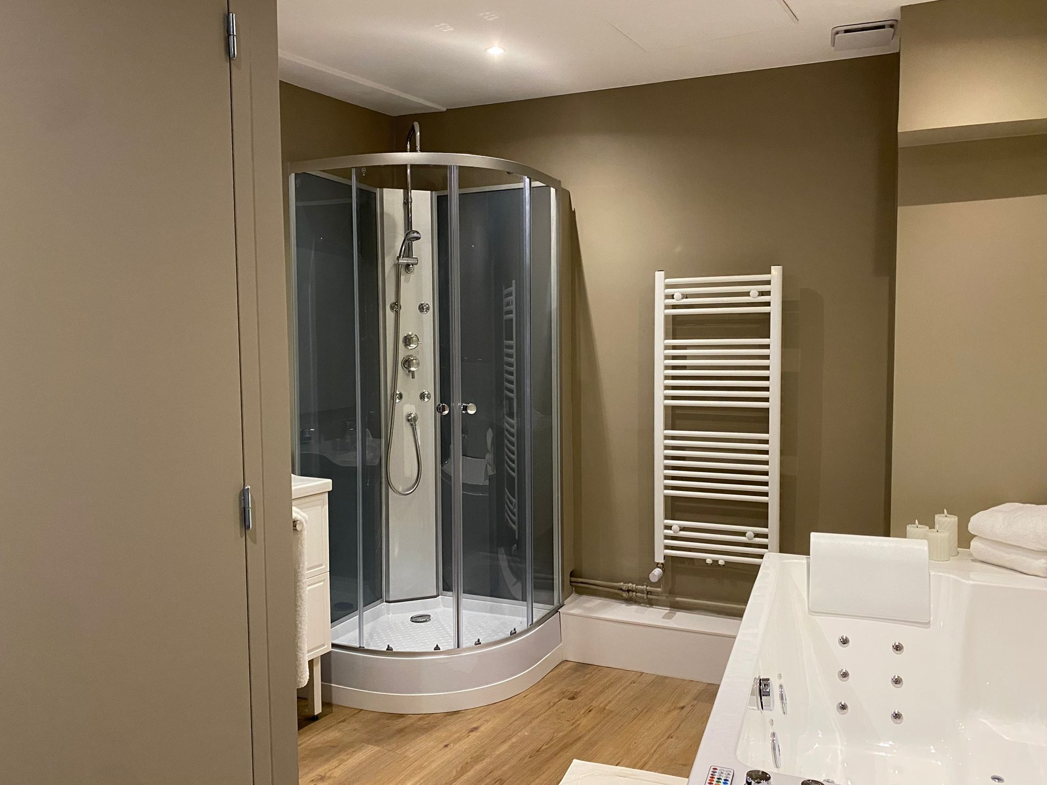 Shower, jetted tub, hair dryer, towels