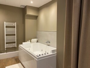 Dusch, bubbelbadkar, hårtork och handdukar