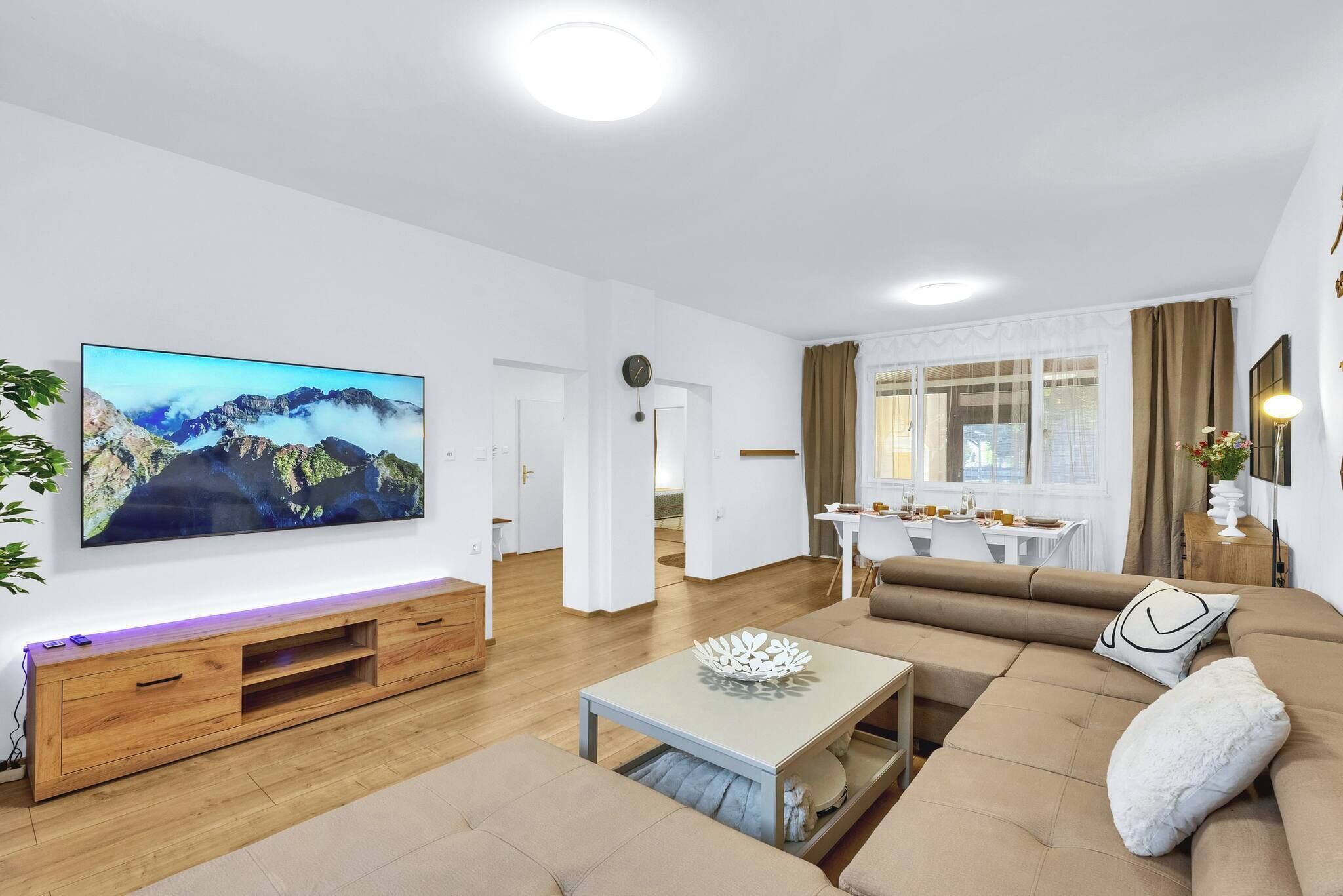 House, 5 Bedrooms, Smoking | Living room