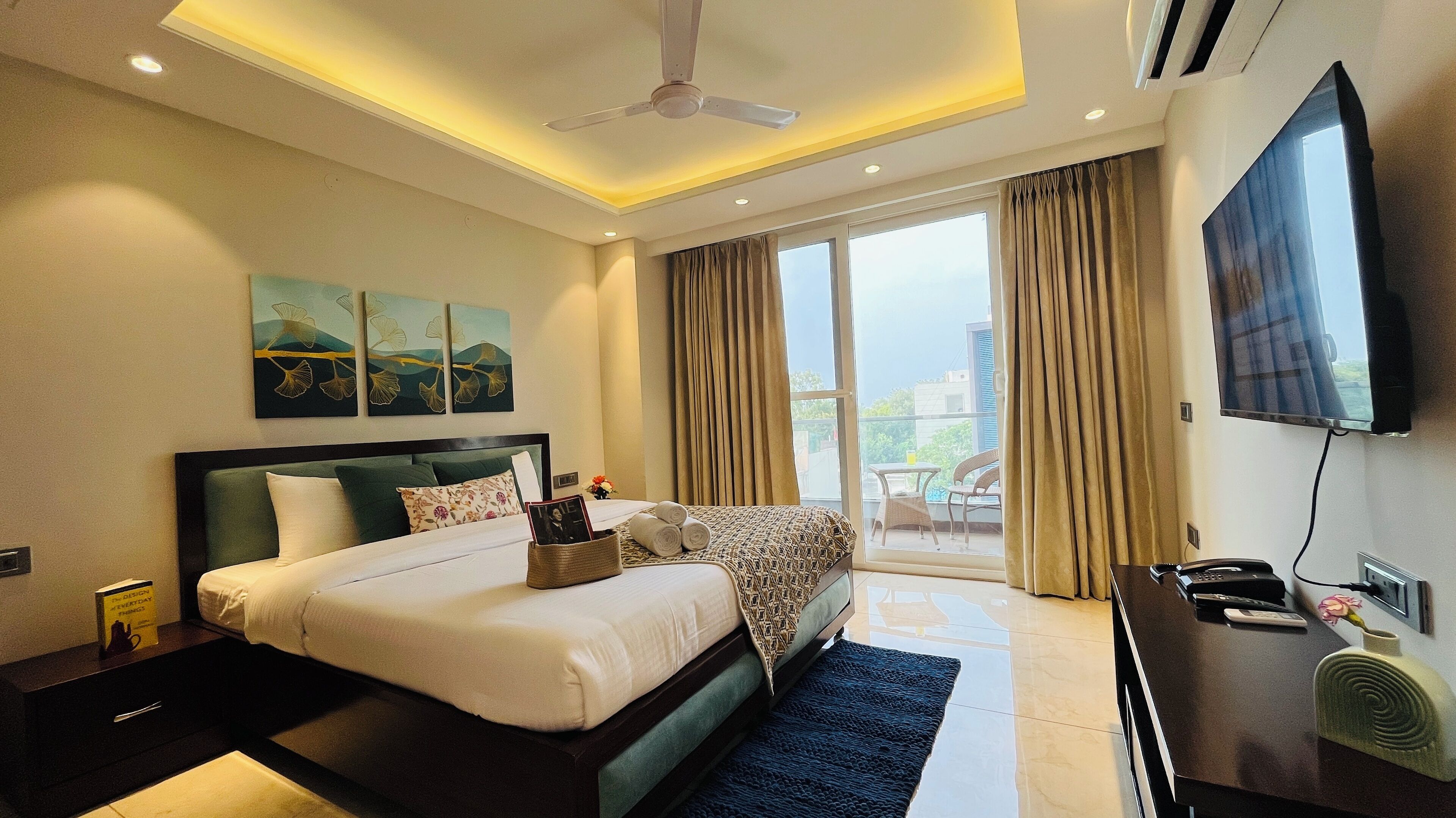 Desk, free WiFi, bed sheets