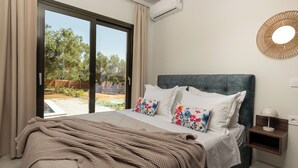 Villa, Balkon, Blick auf den Innenhof | Zimmersafe, Verdunkelungsvorhänge, schallisolierte Zimmer