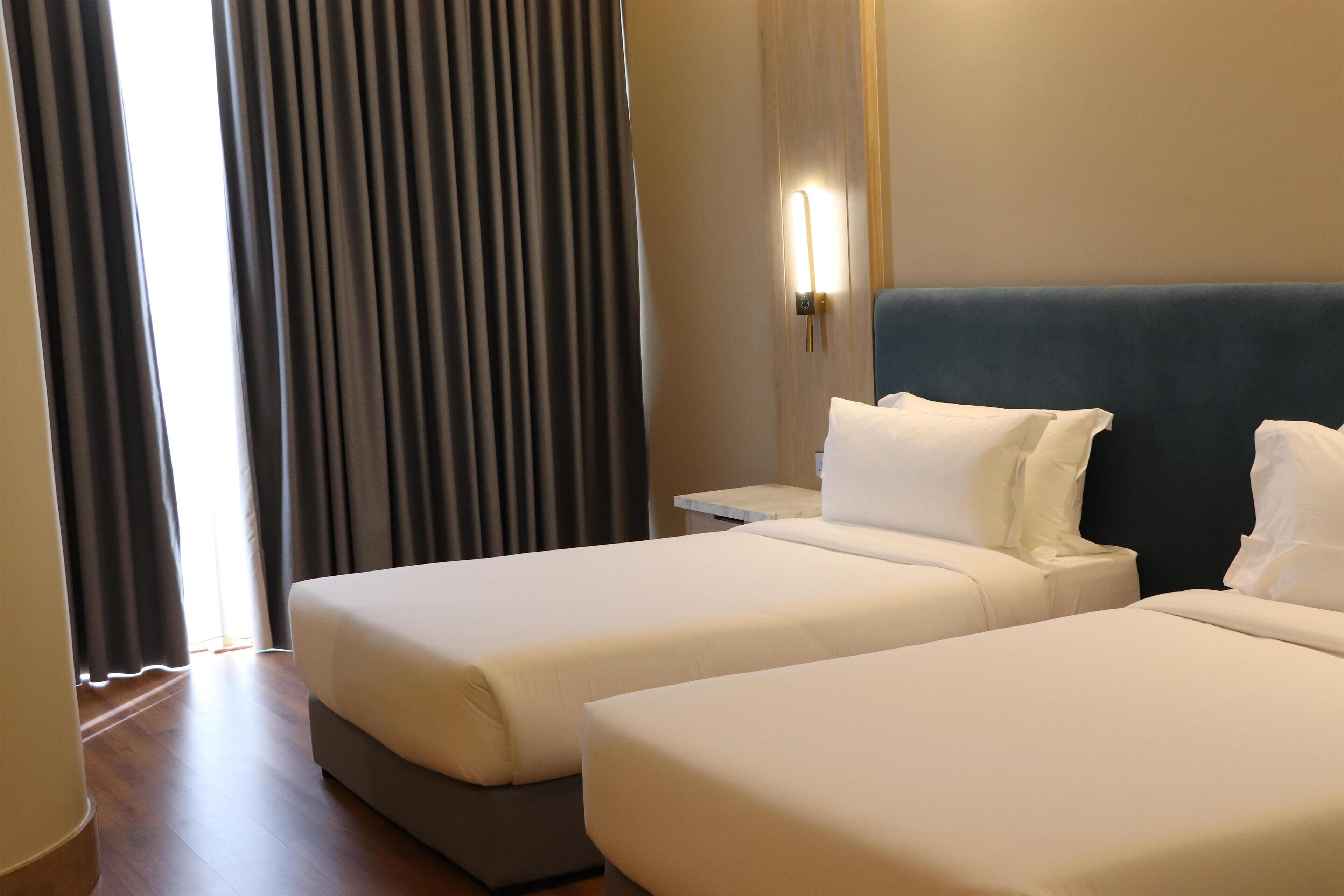 Suite, 2 Tempat Tidur Twin, Bebas Asap Rokok (Dining Table) | Brankas, meja kerja, tirai kedap cahaya, dan kedap suara