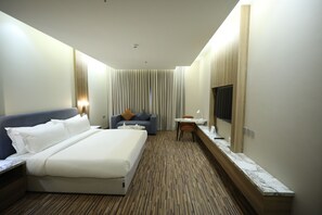 Caja de seguridad en la habitación, escritorio y cortinas blackout 