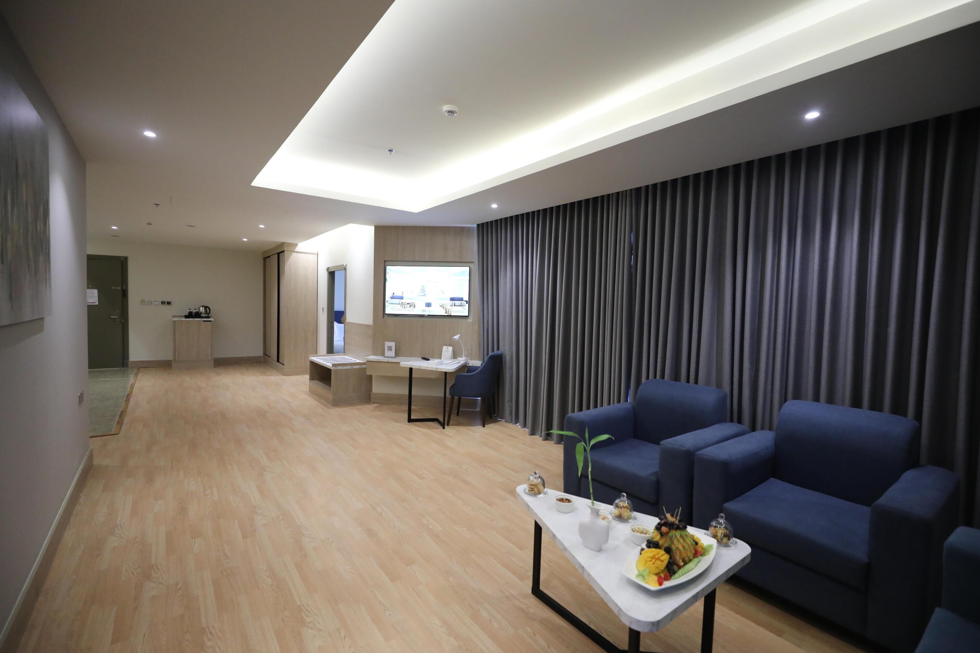 Habitación familiar, varias camas, para no fumadores (Dining Table) | Servicios de la habitación