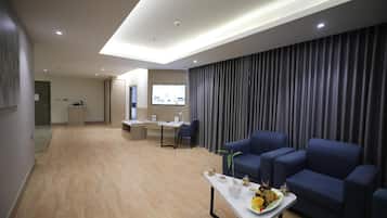 Habitación familiar, varias camas, para no fumadores (Dining Table) | Servicios de la habitación