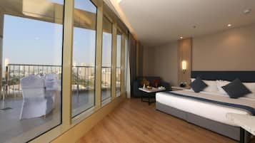 Caja de seguridad en la habitación, escritorio y cortinas blackout