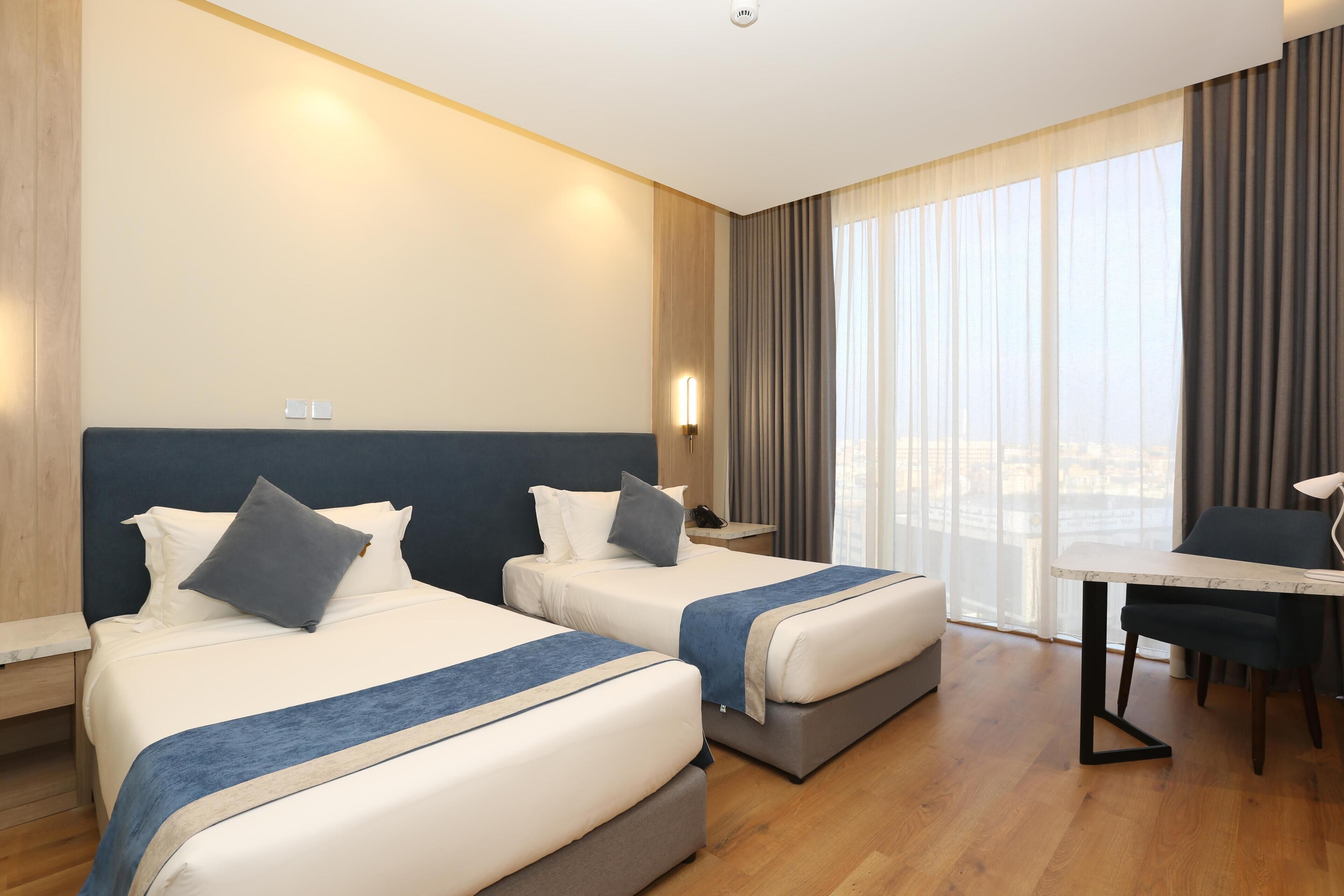 خزنة داخل الغرفة ومكتب وستائر تعتيم وتجهيزات عازلة للصوت