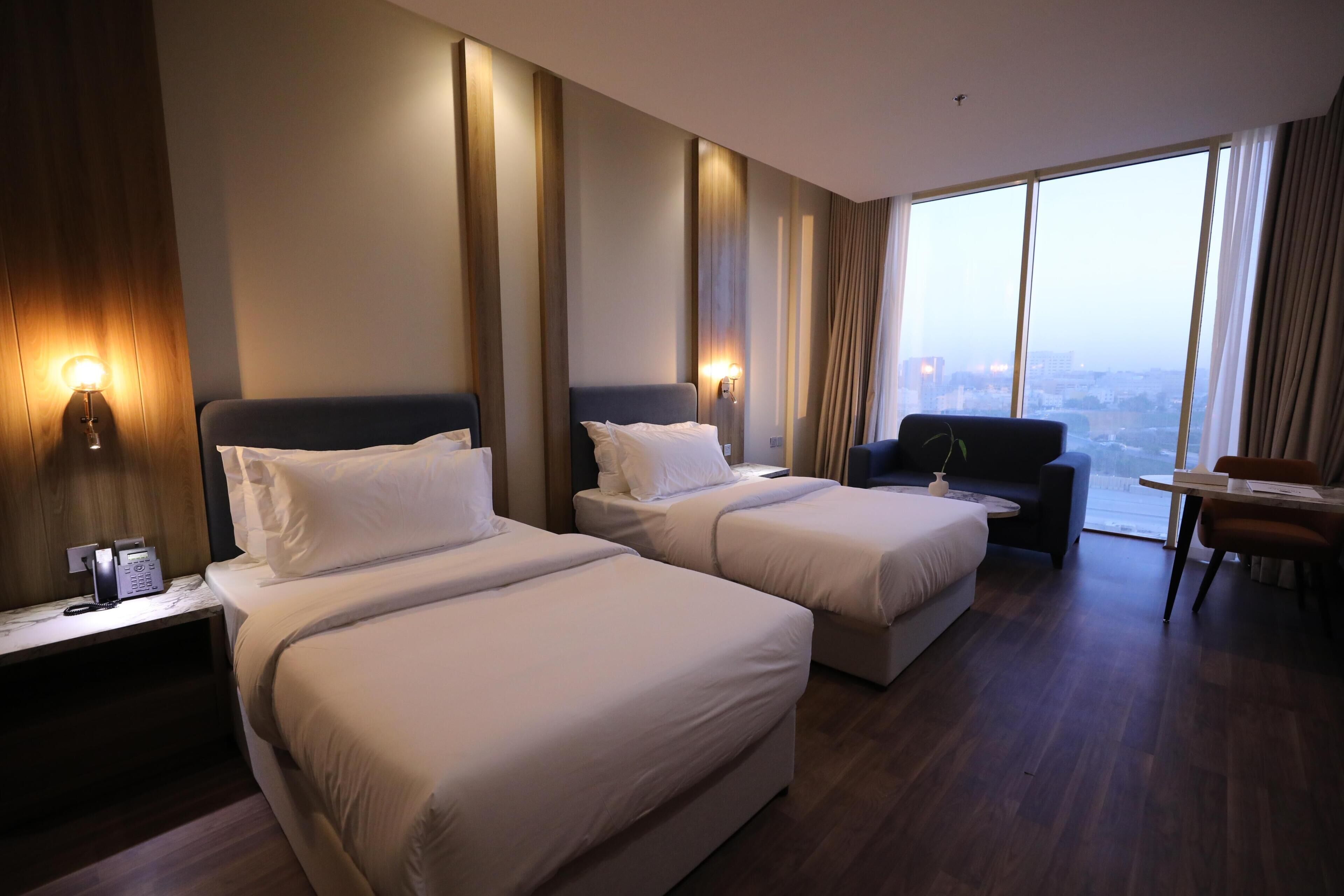 خزنة داخل الغرفة ومكتب وستائر تعتيم وتجهيزات عازلة للصوت