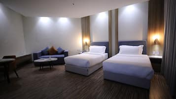 Deluxe studio | Een kluis op de kamer, een bureau, verduisterende gordijnen