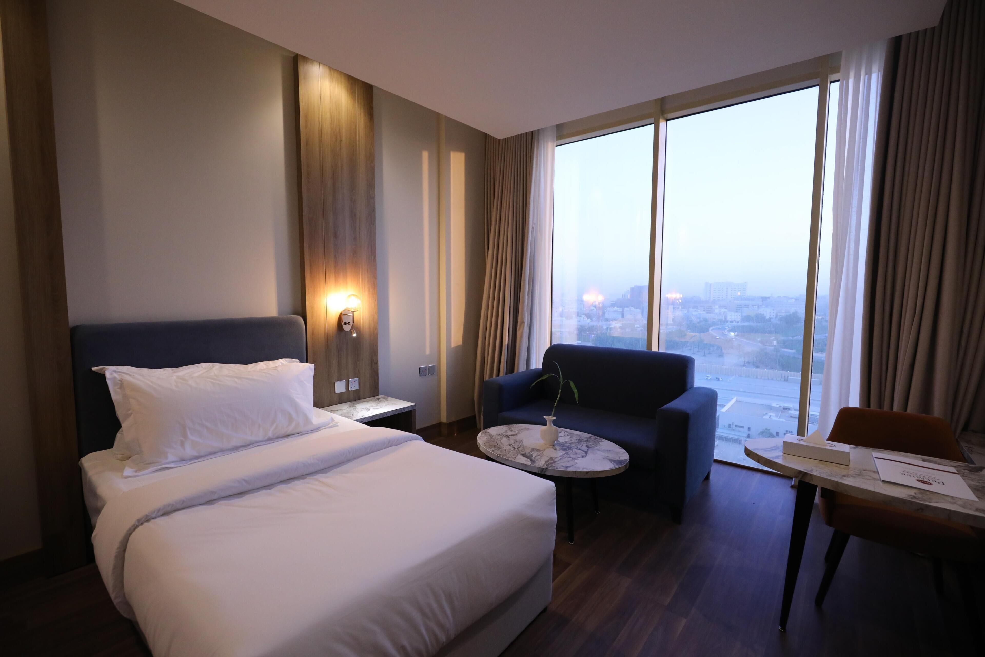 خزنة داخل الغرفة ومكتب وستائر تعتيم وتجهيزات عازلة للصوت