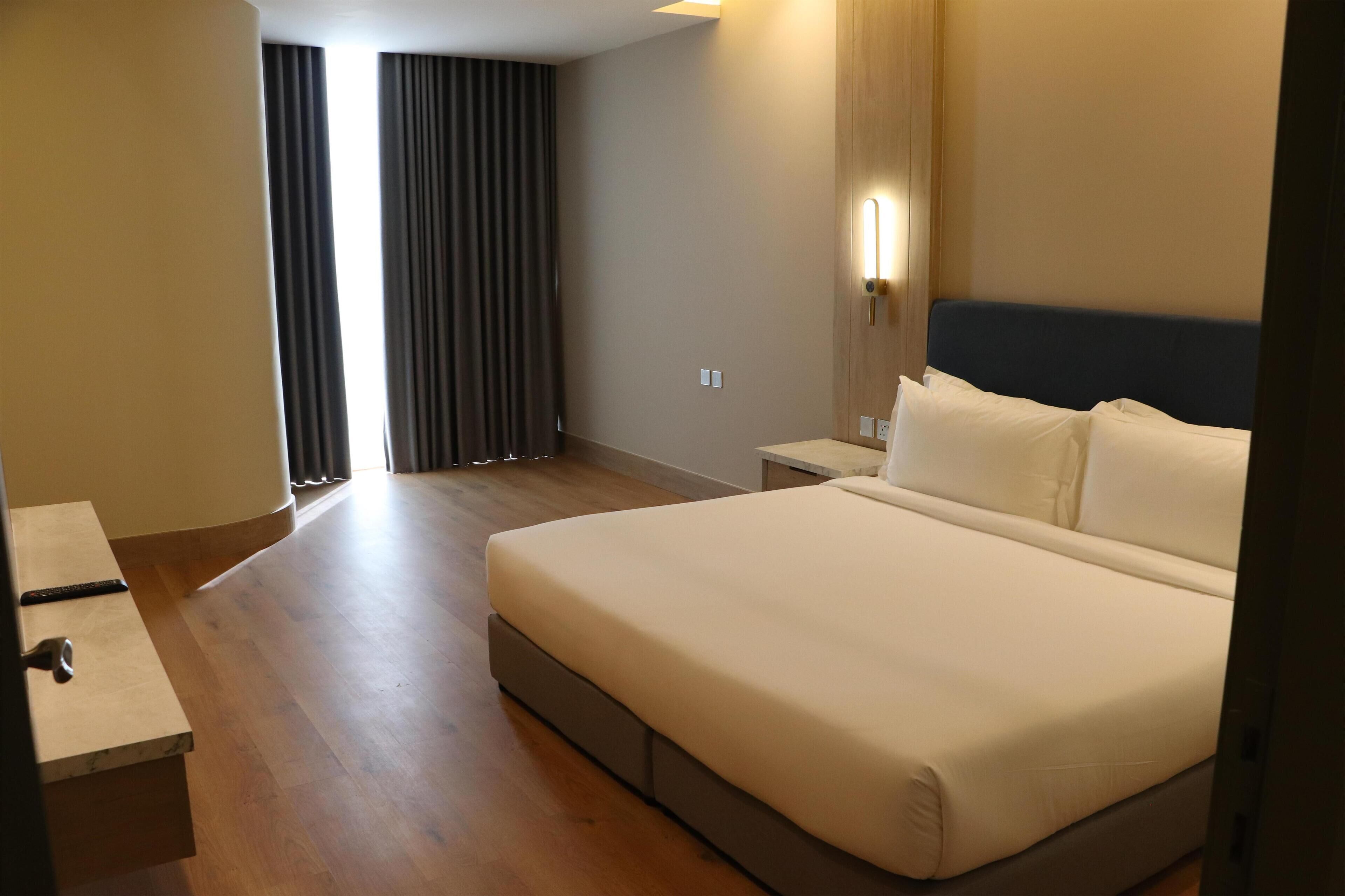 Suite Junior, 1 Tempat Tidur King, Bebas Asap Rokok (Dining Table) | Brankas, meja kerja, tirai kedap cahaya, dan kedap suara