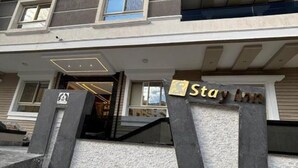 A hotel entrance with a sign reading "Stay Inn". - Comfortable Twin Room at Stay Inn 51 Hotel (Banī Ghālib)