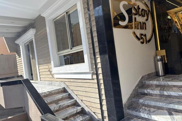 تفاصيل الفندق من الخارج