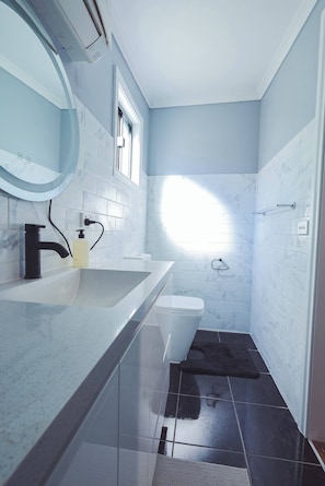 House, 3 Bedrooms | Bathroom - Cozy Family Home in Long Gully, Perfect for Relaxation (Bendigo)