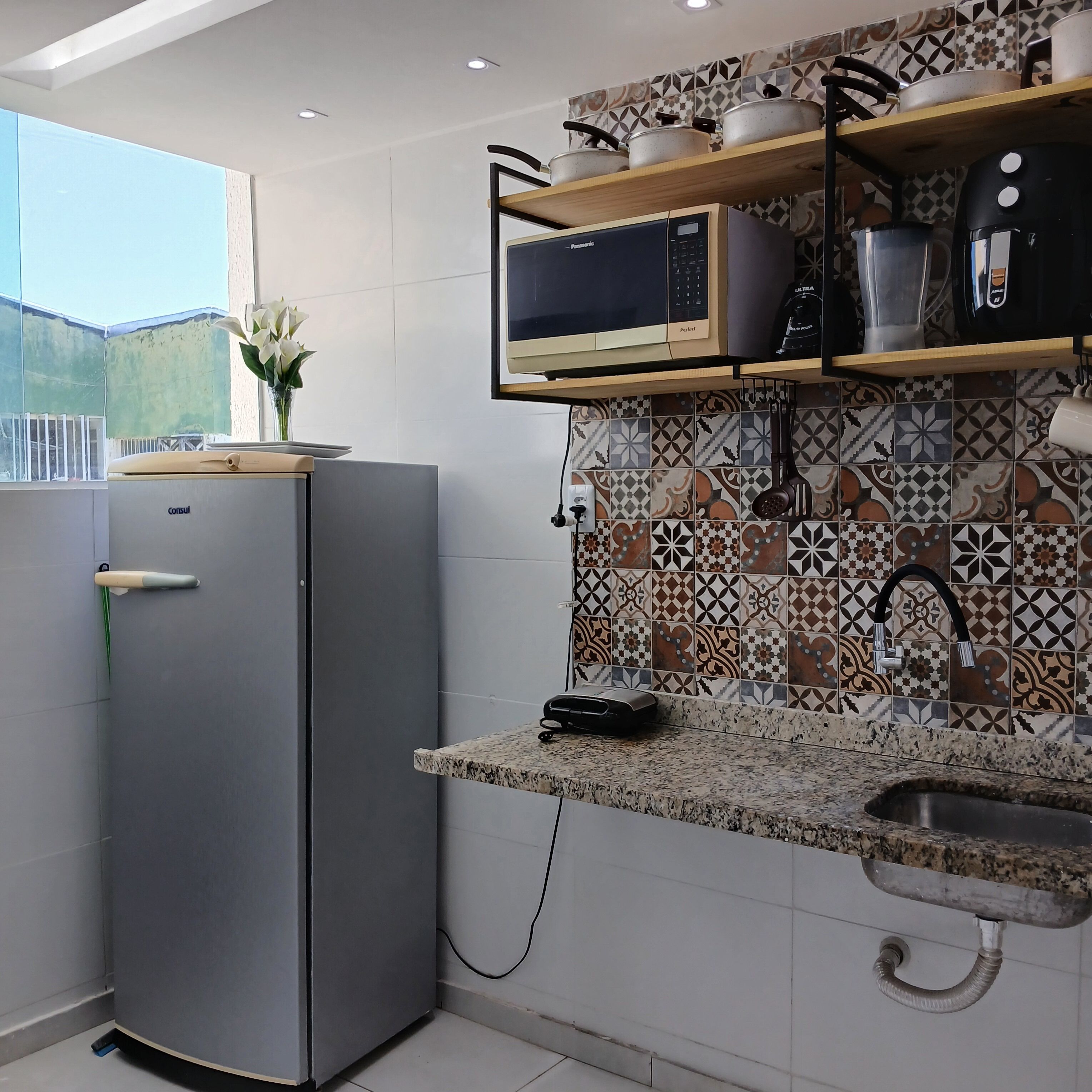 Een microgolfoven, een oven, een kookplaat