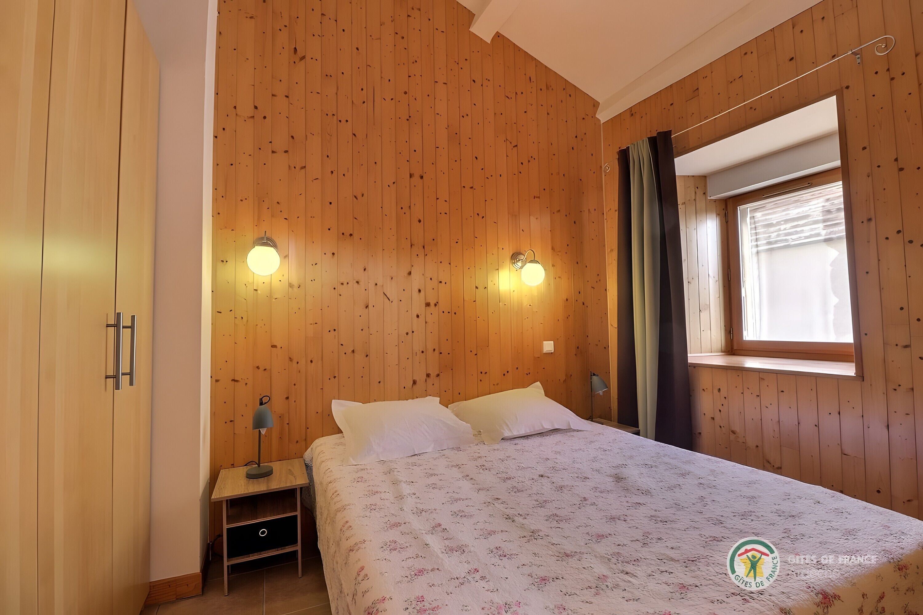 Een strijkplank/strijkijzer, wifi, beddengoed