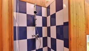 Douche, sèche-cheveux, serviettes fournies