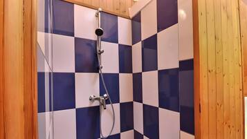Douche, sèche-cheveux, serviettes fournies