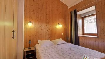 Een strijkplank/strijkijzer, wifi, beddengoed