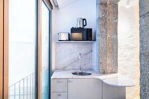 Standard Studio | Private kitchen | Mini-fridge, microwave, stovetop, dishwasher - Bainharia 82 by LovelyStay (Porto)