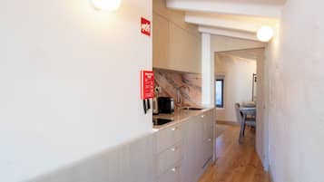 City Apartment, City View | Private kitchen