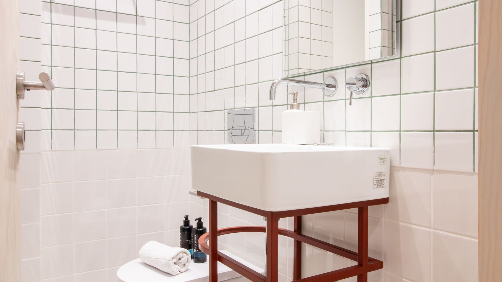 Apartamento luxo | Banheiro | Chuveiro, secador de cabelo, toalhas de banho, sabonete