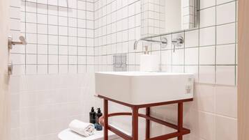 Deluxe Apartment | Bathroom | Shower, hair dryer, towels, soap