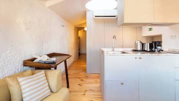 City Apartment, City View | Private kitchen | Mini-fridge, microwave, stovetop, dishwasher