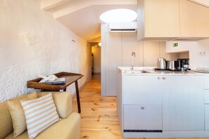 Apartamento urbano, vista para a cidade | Cozinha privada | Frigobar, micro-ondas, cooktop, lava-louças