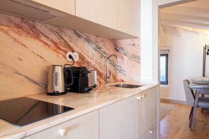City Apartment, City View | Private kitchen | Mini-fridge, microwave, stovetop, dishwasher - Bainharia 82 by LovelyStay (Porto)
