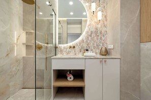 Chuveiro, secador de cabelo, toalhas de banho, shampoo