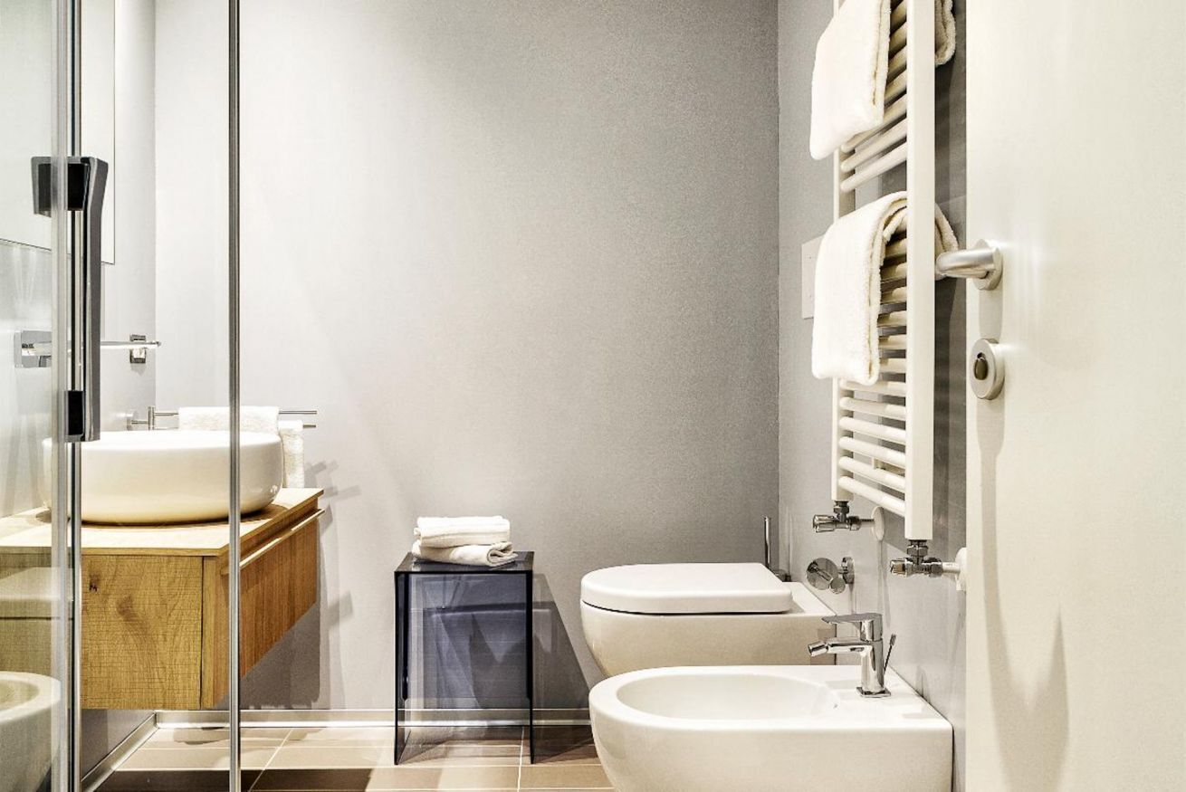 Douche, bidet, serviettes fournies