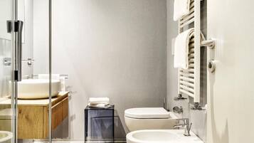 Douche, bidet, serviettes fournies