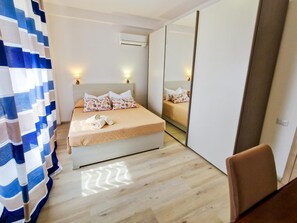 Tabla de planchar con plancha, wifi y ropa de cama