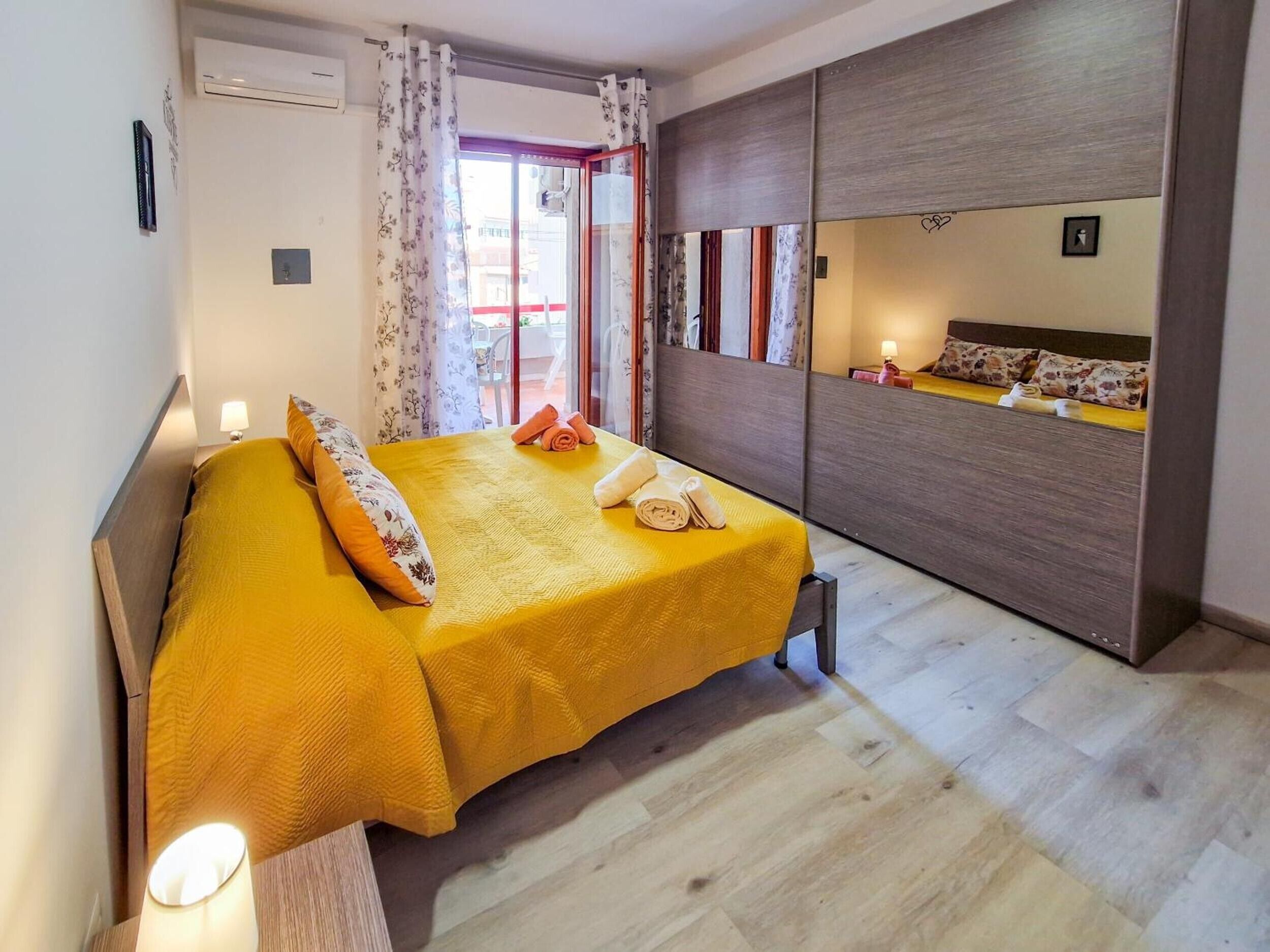 Tabla de planchar con plancha, wifi y ropa de cama 