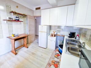 ثلاجة، ميكروويف، فرن، موقد طهي مسطح