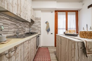 ثلاجة، ميكروويف، فرن، موقد طهي مسطح