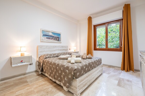 Tabla de planchar con plancha, wifi y ropa de cama