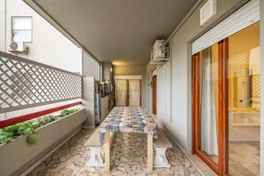 تناول الطعام بالخارج